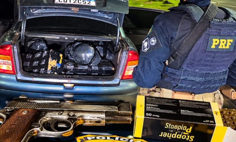 Perseguição termina com acidente, motorista ferido, apreensão de 320 quilos de maconha e pistola 1 6acc187cbd4310.71837519 Perseguição termina com acidente, motorista ferido, apreensão de 320 quilos de maconha e pistola