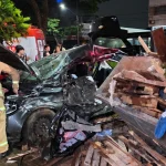 acidente Carro com sete pessoas, duas no porta-malas, bate contra contêiner em Maringá; motorista de 19 anos e adolescente são intubadas