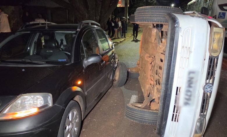 Motorista tenta evitar colisão com ônibus do transporte coletivo e sofre acidente 1 acidente Motorista tenta evitar colisão com ônibus do transporte coletivo e sofre acidente