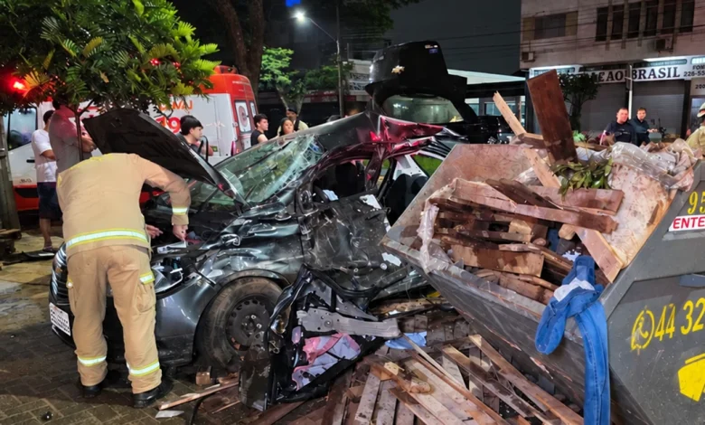 acidente Carro com sete pessoas, duas no porta-malas, bate contra contêiner em Maringá; motorista de 19 anos e adolescente são intubadas