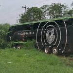 onibus Ônibus da Viação Garcia com 50 passageiros sai da pista na BR 376