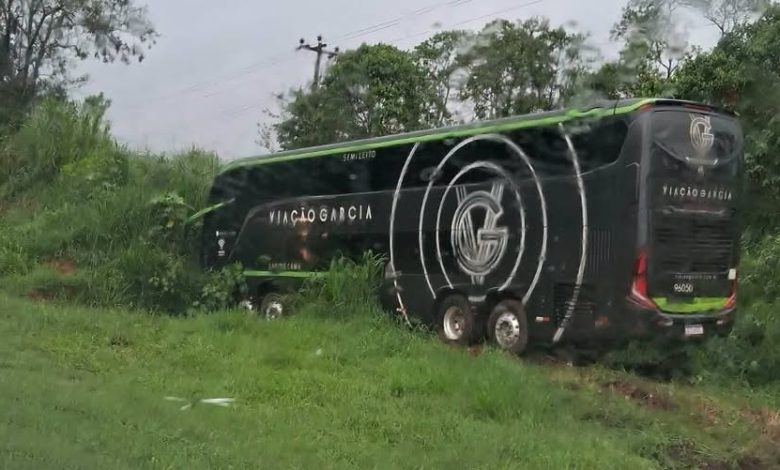 Ônibus da Viação Garcia com 50 passageiros sai da pista na BR 376 1 onibus Ônibus da Viação Garcia com 50 passageiros sai da pista na BR 376